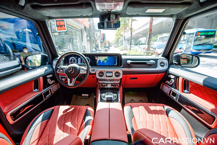 Về nội thất, xe được cá nhân hóa với gói nâng cấp nội thất cao cấp Exclusive Interior Package Plus. Gói này có nhiều trang bị tiện nghi hơn như nội thất đươc bọc da cao cấp với họa tiết đan chéo trên ghế ngồi cũng như các phần ốp cửa, trần xe được bọc da Dinamica cao cấp.