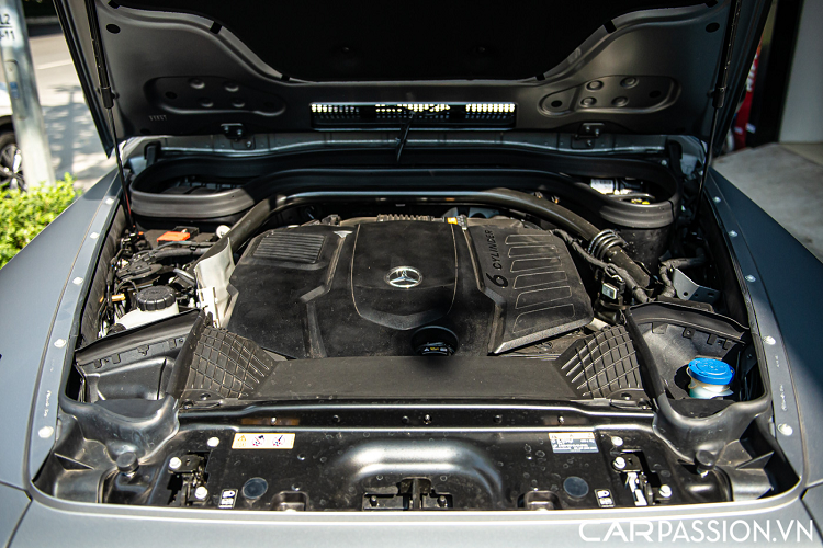 Hơn nữa, ghế trước của xe được trang bị tính năng sưởi, Massage cùng nhiều chi tiết như cửa gió điều hòa được thay thế từ cửa gió nhựa màu đen sang chi tiết màu bạc sang trọng hơn. Gói nâng cấp này tiêu tốn của chủ sở hữu khoảng 280 triệu Đồng, các tấm ốp nội thất màu đen Black Piano cũng tiêu tốn thêm khoảng gần 20 triệu Đồng so với chi tiết gỗ ốp nguyên bản.