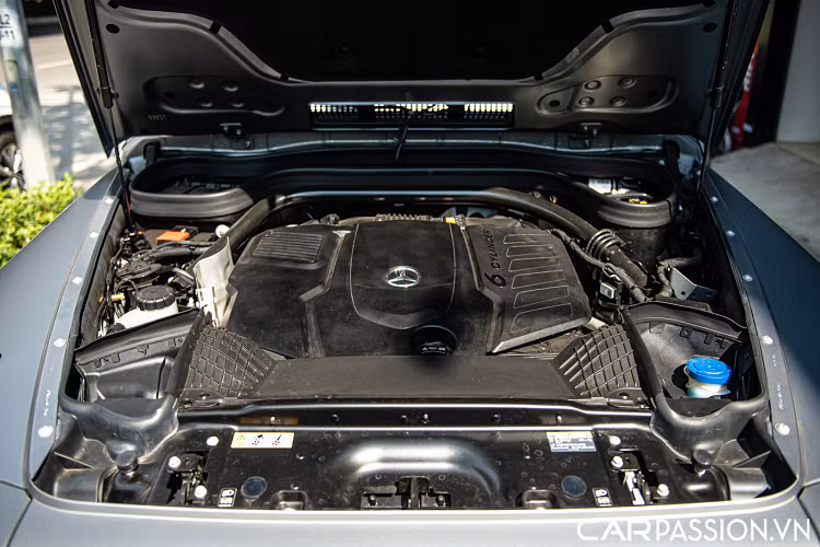 Hơn nữa, ghế trước của xe được trang bị tính năng sưởi, Massage cùng nhiều chi tiết như cửa gió điều hòa được thay thế từ cửa gió nhựa màu đen sang chi tiết màu bạc sang trọng hơn. Gói nâng cấp này tiêu tốn của chủ sở hữu khoảng 280 triệu Đồng, các tấm ốp nội thất màu đen Black Piano cũng tiêu tốn thêm khoảng gần 20 triệu Đồng so với chi tiết gỗ ốp nguyên bản.