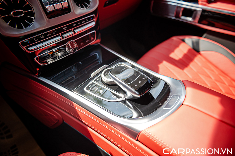 Mercedes-Benz G350d sử dụng khối động cơ dầu OM 656 thế hệ mới với 6 xy-lanh thẳng hàng, có dung tích 3.0 lít, sản sinh công suất tối đa 386 mã lực tại dải vòng tua 3.400 – 4.600 vòng/phút và mô men xoắn cực đại đạt mức 600 Nm tại dải vòng tua 1.200 – 3.200 vòng/phút. Xe được trang bị hộp số tự động 9 cấp – 9G TRONIC và hệ dẫn động 4 bánh, phiên bản máy dầu có thể tăng tốc từ 0–100 km/h trong vòng 7,4 giây trước khi đạt tốc độ tối đa 199 km/h.