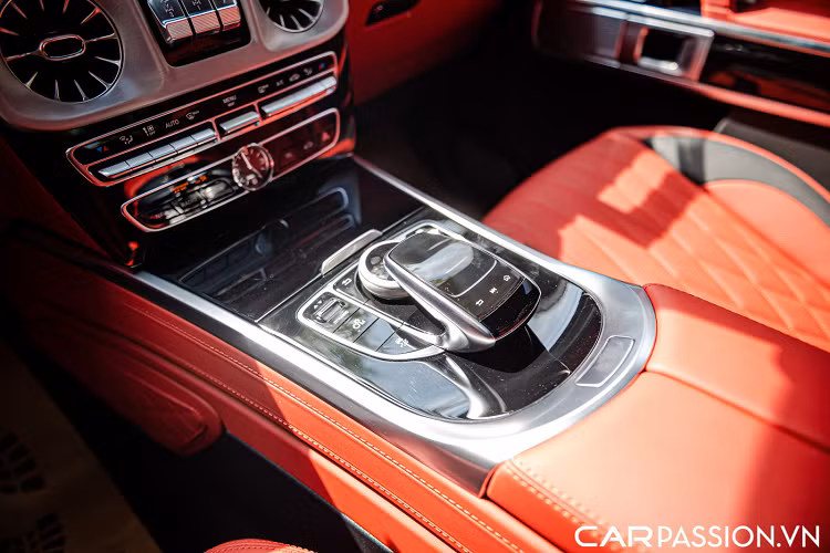 Mercedes-Benz G350d sử dụng khối động cơ dầu OM 656 thế hệ mới với 6 xy-lanh thẳng hàng, có dung tích 3.0 lít, sản sinh công suất tối đa 386 mã lực tại dải vòng tua 3.400 – 4.600 vòng/phút và mô men xoắn cực đại đạt mức 600 Nm tại dải vòng tua 1.200 – 3.200 vòng/phút. Xe được trang bị hộp số tự động 9 cấp – 9G TRONIC và hệ dẫn động 4 bánh, phiên bản máy dầu có thể tăng tốc từ 0–100 km/h trong vòng 7,4 giây trước khi đạt tốc độ tối đa 199 km/h.