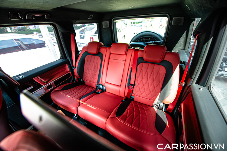 Giá xe Mercedes-Benz G350d tại Việt Nam khoảng hơn 8 tỷ đồng tại các đại lý tư nhân. Đay là một sự lựa chọn thú vị cho những người chơi xe mong muốn trải nghiệm và sở hữu G-Class với giá thành hợp lý hơn cùng trang bị máy dầu, mức công suất vừa đủ để có thể đem lại trải nghiệm vận hành cũng như Off-road không kém gì so với mẫu xe hàng đầu Merdedes-AMG G63.