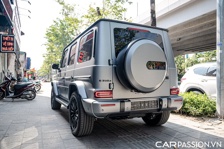 Chiếc xe sở hữu ngoại thất với màu sơn xám nhám Designo Platinum Magno giúp tôn lên những đường nét khỏe khoắn, góc cạnh của chiếc SUV Off-road hàng đầu. Để có được trang bị màu sơn này, người mua phải trả thêm khoảng 90 triệu Đồng. Kết hợp với lớp áo ngoại thất màu xám nhám khác biệt, chiếc xe cũng đồng thời sở hữu gói AMG Night Package.