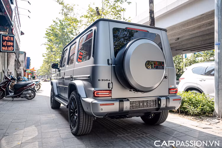 Chiếc xe sở hữu ngoại thất với màu sơn xám nhám Designo Platinum Magno giúp tôn lên những đường nét khỏe khoắn, góc cạnh của chiếc SUV Off-road hàng đầu. Để có được trang bị màu sơn này, người mua phải trả thêm khoảng 90 triệu Đồng. Kết hợp với lớp áo ngoại thất màu xám nhám khác biệt, chiếc xe cũng đồng thời sở hữu gói AMG Night Package.