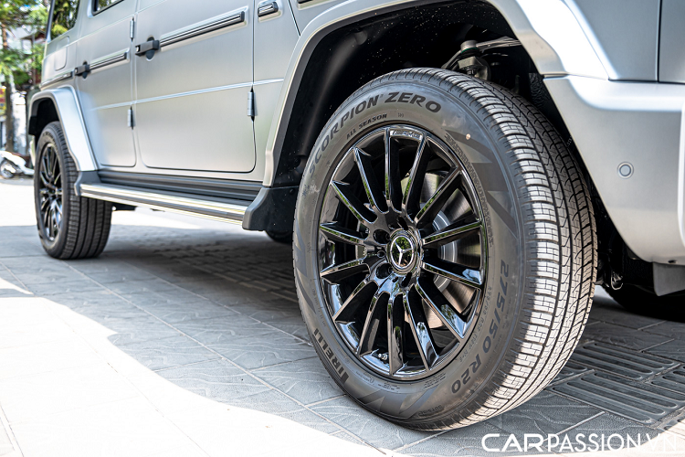 Gói AMG Night Package này còn bao gồm bộ mâm đa chấu màu đen bóng có kích thước 20 inch, hệ thống xả thể thao cùng nhiều trang bị khác. Chỉ tính riêng gói nâng cấp này, khách hàng phải bỏ ra thêm khoảng 122 triệu Đồng theo tỷ giá quy đổi hiện tại. Phần nắp chụp bánh sơ cua cũng được trang bị ốp nhựa kín và được sơn theo màu xe thay vì tấm chụp da như trên G350d phiên bản thông thường.