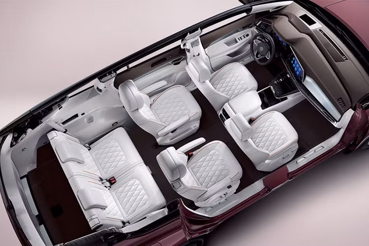 Khách hàng có thể tùy chọn cấu hình 6 chỗ hoặc 7 chỗ cho Volkswagen Talagon. Với tùy chọn 6 chỗ, hàng ghế giữa sẽ gồm 2 ghế thương gia thường thấy trên các dòng MPV. Hàng ghế thứ 3 có được không gian ngồi rộng rãi và thoải mái cho 2 người lớn.