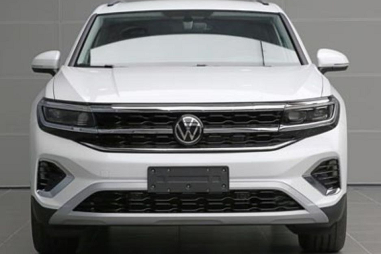 Ở phần đầu xe, Volkswagen Talagon nổi bật với thiết kế đèn chiếu sáng ăn khớp với bộ lưới tản nhiệt thông qua 2 thanh crome nối liền, bộ cản dưới với phong cách khoẻ khoắn hay nắp ca-pô với những đườn gân dập nổi.