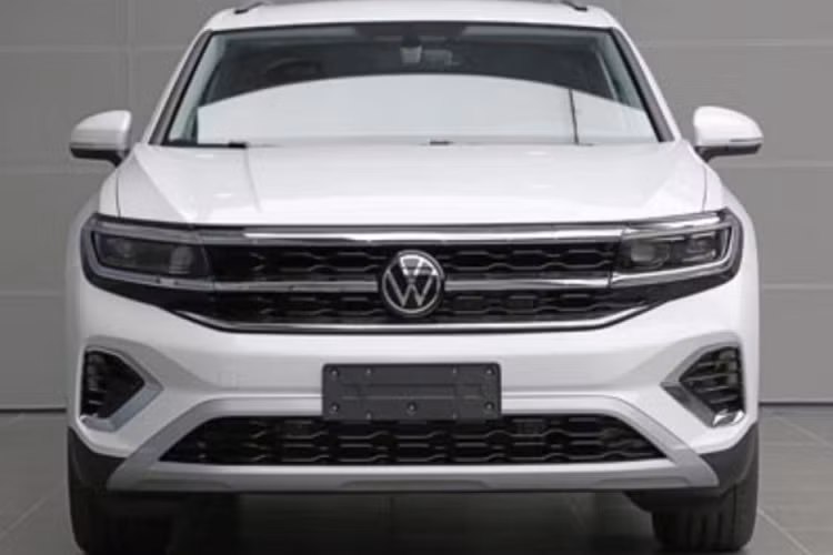 Ở phần đầu xe, Volkswagen Talagon nổi bật với thiết kế đèn chiếu sáng ăn khớp với bộ lưới tản nhiệt thông qua 2 thanh crome nối liền, bộ cản dưới với phong cách khoẻ khoắn hay nắp ca-pô với những đườn gân dập nổi.