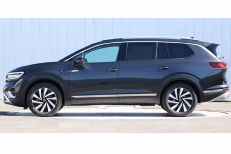 Đối với khu vực đuôi xe, Volkswagen Talagon mang tới cái nhìn hiện đại và trẻ trung nhờ thiết kế đèn hậu liền mạch, tạo hình vuông vắn và đúng điệu một mẫu SUV cỡ lớn 7 chỗ tới từ phương tây.