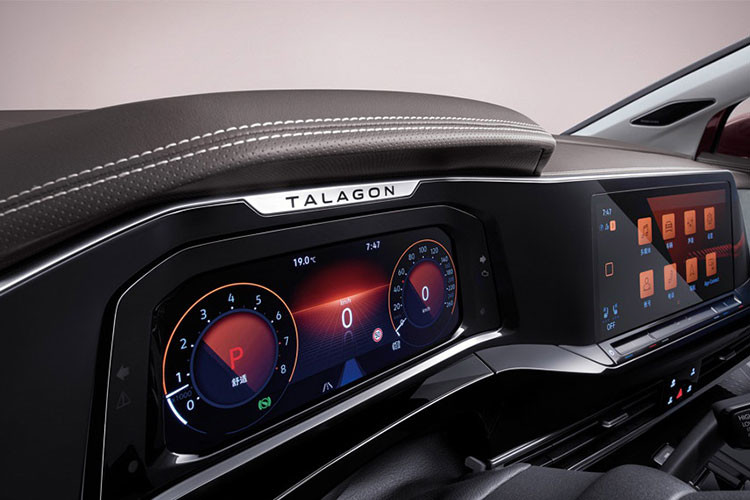 Khu vực cụm điều khiển trung tâm được tối giản với ít nút chức năng và cụm cần số dạng nút, giúp tối ưu không gian sử dụng ở hàng ghế trước. Xe được trang bị bảng đồng hồ kỹ thuật số nối liền vào màn hình thông tin giải trí.