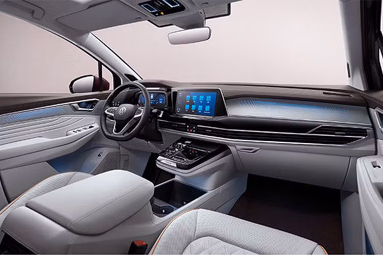 Trang bị thú vị ở ngoại thất Talagon là đèn chào mừng được bố trí bên dưới gầm, thay vì lắp ở gương chiếu hậu như nhiều mẫu xe khác. Nội thất Volkswagen Talagon có thiết kế trẻ trung và cho cảm giác cao cấp.