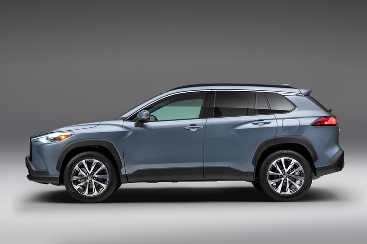 Tại thị trường Mỹ, dòng crossover cỡ nhỏ này được chia thành 3 bản trang bị là tiêu chuẩn, LE và XLE. Trong đó, bản tiêu chuẩn của Toyota Corolla Cross 2022 tại thị trường Mỹ có những trang bị như màn hình 4,2 inch trong bảng đồng hồ, màn hình thông tin giải trí 7 inch, hỗ trợ kết nối Amazon Alexa, Android Auto và Apple CarPlay.