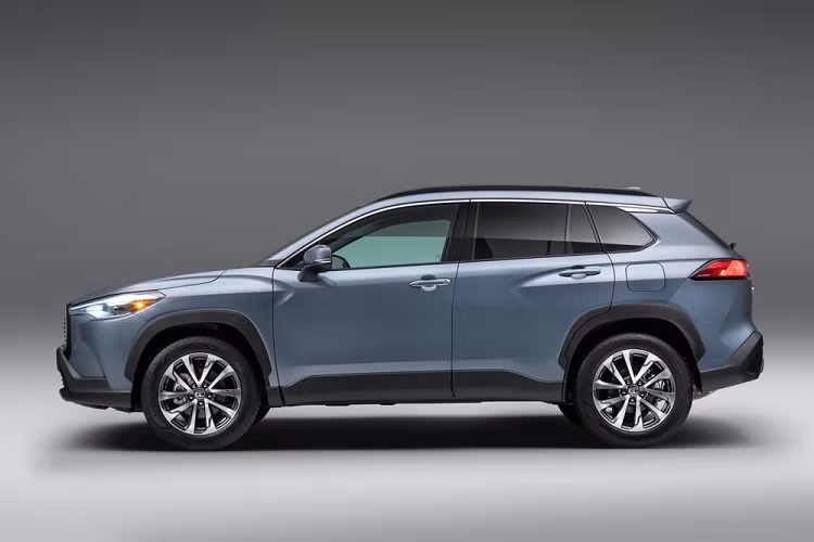 Tại thị trường Mỹ, dòng crossover cỡ nhỏ này được chia thành 3 bản trang bị là tiêu chuẩn, LE và XLE. Trong đó, bản tiêu chuẩn của Toyota Corolla Cross 2022 tại thị trường Mỹ có những trang bị như màn hình 4,2 inch trong bảng đồng hồ, màn hình thông tin giải trí 7 inch, hỗ trợ kết nối Amazon Alexa, Android Auto và Apple CarPlay.