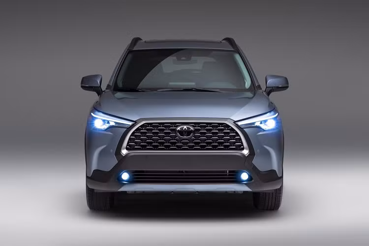 Theo hãng Toyota, Corolla Cross 2022 bản dẫn động cầu trước tiêu thụ lượng xăng trung bình là 7,35 lít/100 km. Con số tương ứng của bản dẫn động 4 bánh là 7,84 lít/100 km. Đáng tiếc là hiện hãng Toyota chưa giới thiệu Corolla Cross 2022 phiên bản hybrid tiết kiệm xăng hơn tại thị trường Mỹ. Hiện giá xe Toyota Corolla Cross 2022 tại thị trường Mỹ vẫn chưa được công bố. Dự kiến, mẫu crossover này sẽ có giá khởi điểm chưa đến 20.000 USD.