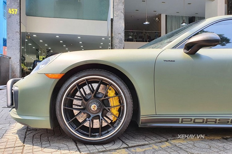 Chiếc Porsche 911 Turbo S trong bài viết là phiên bản cao cấp nhất của dòng 911 tại Việt Nam và thuộc thế hệ thứ 7. Về thiết kế tổng thể, 911 Turbo S không mang quá nhiều khác biệt nhiều so với phiên bản tiền nhiệm. Mẫu xe thể thao nước Đức vẫn sở hữu sức hút đặc biệt với những đường nét trẻ trung, quyến rũ, tổng thể hút mắt như mọi thế hệ trước đây.