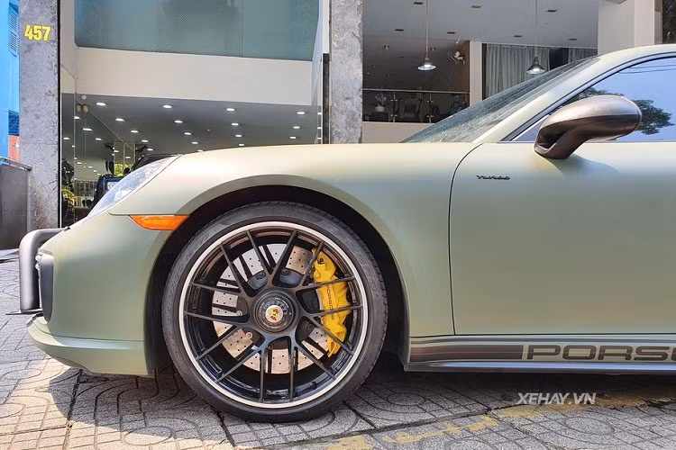 Chiếc Porsche 911 Turbo S trong bài viết là phiên bản cao cấp nhất của dòng 911 tại Việt Nam và thuộc thế hệ thứ 7. Về thiết kế tổng thể, 911 Turbo S không mang quá nhiều khác biệt nhiều so với phiên bản tiền nhiệm. Mẫu xe thể thao nước Đức vẫn sở hữu sức hút đặc biệt với những đường nét trẻ trung, quyến rũ, tổng thể hút mắt như mọi thế hệ trước đây.