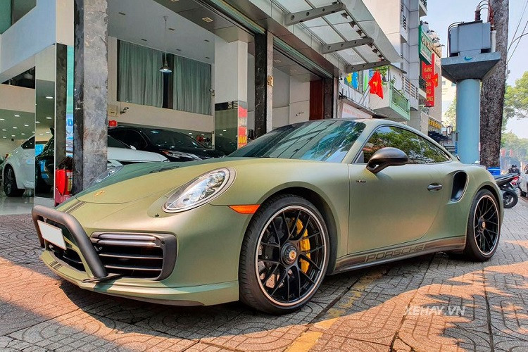 Đáng chú ý, chiếc siêu xe Porsche 911 Turbo S này đang được rao bán tại một cửa hàng kinh doanh xe sang, siêu xe cũ ở quận 5. Mức giá xe Porsche 911 Turbo S hiện tại vẫn chưa được tiết lộ, tuy nhiên vào thời điểm mới về Việt Nam nó được bán ra chính hãng hơn 20 tỷ đồng.