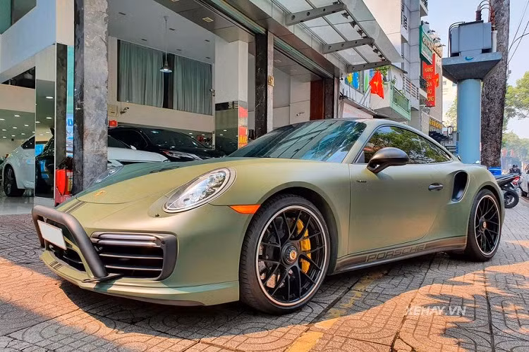 Đáng chú ý, chiếc siêu xe Porsche 911 Turbo S này đang được rao bán tại một cửa hàng kinh doanh xe sang, siêu xe cũ ở quận 5. Mức giá xe Porsche 911 Turbo S hiện tại vẫn chưa được tiết lộ, tuy nhiên vào thời điểm mới về Việt Nam nó được bán ra chính hãng hơn 20 tỷ đồng.