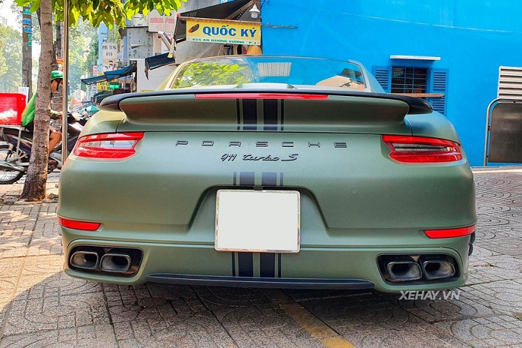 Một số tinh chỉnh có thể dễ dàng nhận ra trên phiên bản này như cụm đèn pha Full-LED với đèn định vị 4 điểm đặc trưng, đèn hậu, các thanh cản va, khe hút khí mới. Siêu xe thể thao Porsche này còn được trang bị bộ vành đa chấu, kích thước 20 inch được sơn đen mờ, ẩn bên dưới là cùm phanh màu vàng.