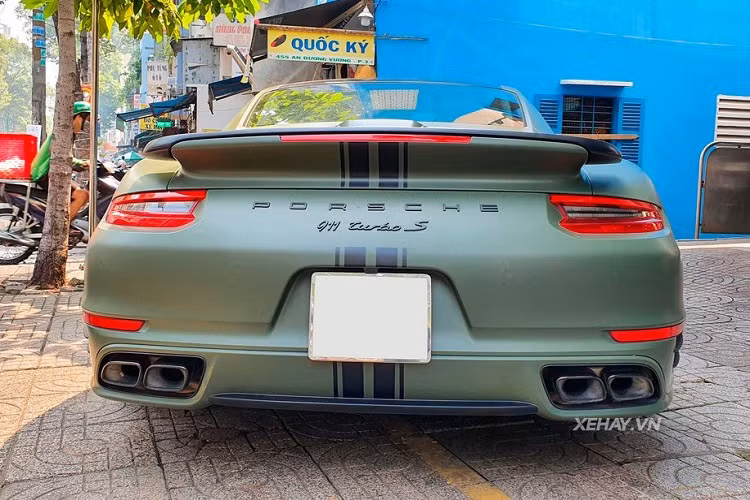 Một số tinh chỉnh có thể dễ dàng nhận ra trên phiên bản này như cụm đèn pha Full-LED với đèn định vị 4 điểm đặc trưng, đèn hậu, các thanh cản va, khe hút khí mới. Siêu xe thể thao Porsche này còn được trang bị bộ vành đa chấu, kích thước 20 inch được sơn đen mờ, ẩn bên dưới là cùm phanh màu vàng.