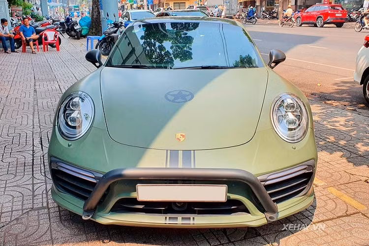 Porsche 911 Turbo S có 4 chế độ lái khác nhau, bao gồm Normal, Sport, Sport Plus và Individual (cá nhân). Porsche 911 Turbo S là phiên bản cao cấp nhất của dòng 911 trong danh mục xe sử dụng động cơ đốt trong truyền thống. Do đó, mẫu xe này cũng được trang bị động cơ vô cùng uy lực, khối động cơ I6 tăng áp kép 3.8l, sản sinh công suất tối đa 580 mã lực và 750 Nm mô-men xoắn.