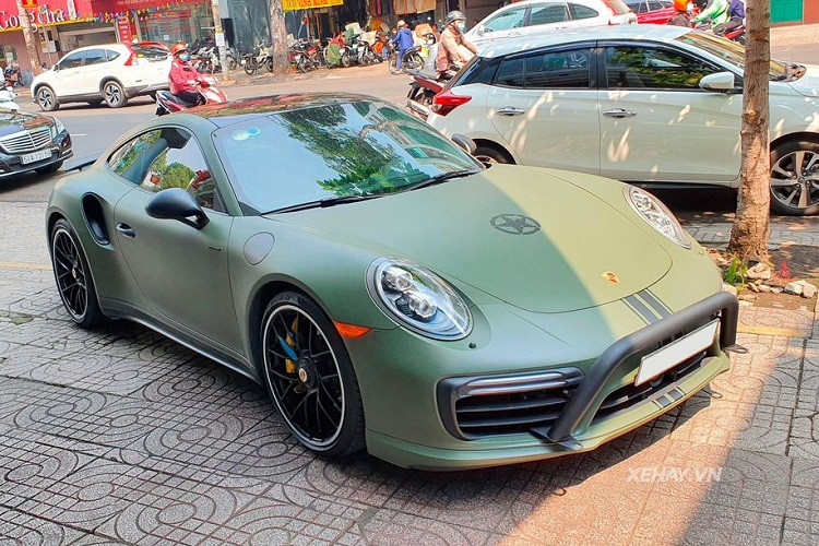 Mới đây, cánh săn ảnh khu vực TP HCM đã bắt gặp siêu xe Porsche 911 Turbo S từng của doanh nhân Đặng Lê Nguyên Vũ, Chủ tịch Tập đoàn cà phê Trung Nguyên và đồng thời cũng là một tay chơi xe thuộc nhóm đỉnh cao tại Việt Nam.