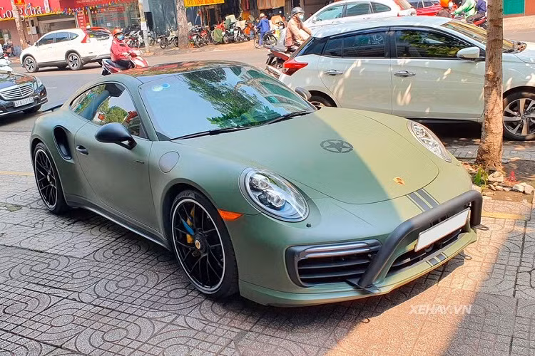 Mới đây, cánh săn ảnh khu vực TP HCM đã bắt gặp siêu xe Porsche 911 Turbo S từng của doanh nhân Đặng Lê Nguyên Vũ, Chủ tịch Tập đoàn cà phê Trung Nguyên và đồng thời cũng là một tay chơi xe thuộc nhóm đỉnh cao tại Việt Nam.
