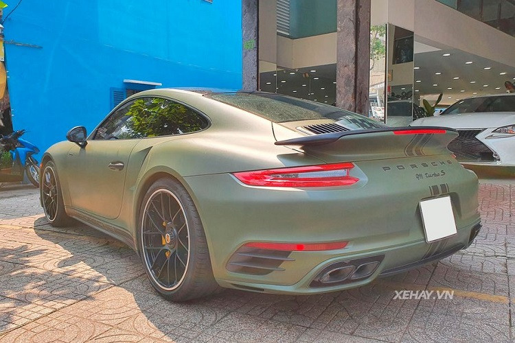 Thời gian tăng tốc của Porsche 911 Turbo S từ 0 - 100 km/h chỉ là 2,9 giây trước khi đạt vận tốc tối đa 330 km/h. Sức mạnh này tương đương hoặc thậm chí còn vượt qua nhiều siêu xe của Ý.