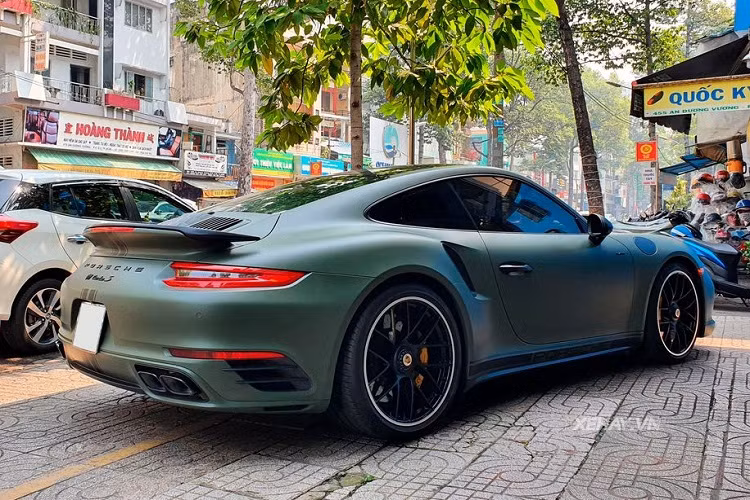 Porsche 911 Turbo S chính hãng tại Việt Nam sở hữu kích thước DxRxC lần lượt là 4.528 x 1.852 x 1.284 mm, trục cơ sở dài 2.450 mm
