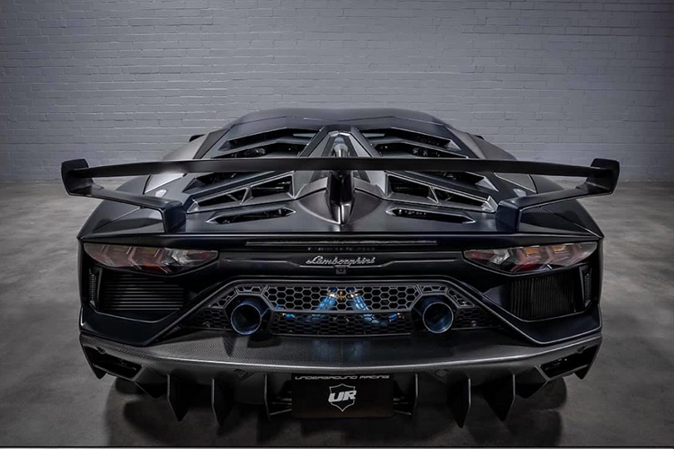 Lamborghini Aventador SVJ là phiên bản hiệu suất của dòng siêu xe này, với 963 chiếc được sản xuất. Hiện tại ở Việt Nam có 3 chiếc Lamborghini Aventador SVJ, gồm 2 bản Coupe và một bản Roadster, đều được nhập khẩu tư nhân trong khoảng thời gian 2019-2020.