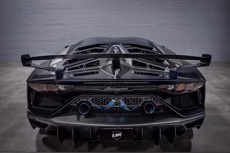 Lamborghini Aventador SVJ là phiên bản hiệu suất của dòng siêu xe này, với 963 chiếc được sản xuất. Hiện tại ở Việt Nam có 3 chiếc Lamborghini Aventador SVJ, gồm 2 bản Coupe và một bản Roadster, đều được nhập khẩu tư nhân trong khoảng thời gian 2019-2020.