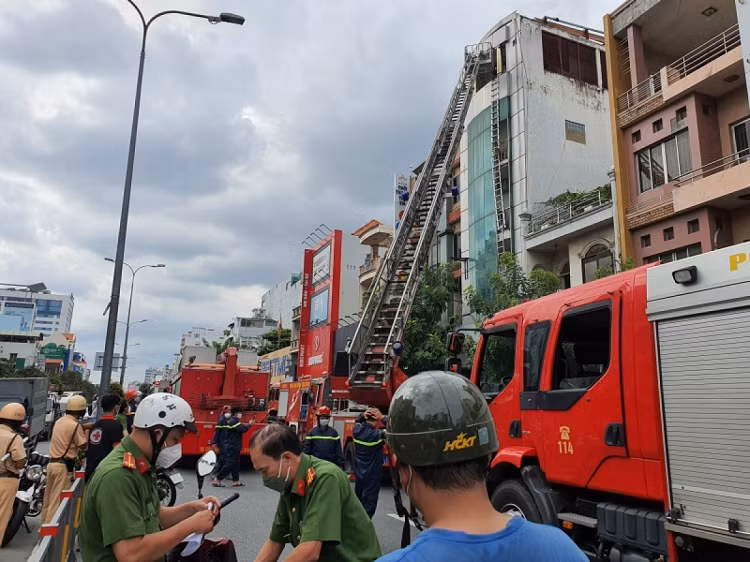 Chay nha 5 tang o TP.HCM, mot nguoi roi tu tang 4 xuong dat-Hinh-3
