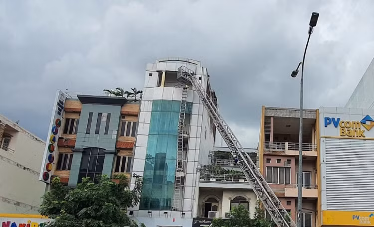 Chay nha 5 tang o TP.HCM, mot nguoi roi tu tang 4 xuong dat-Hinh-2