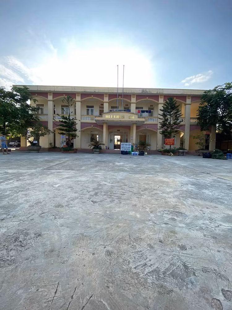 Be gai 2 tuoi 'boi' trong bo do bao ho, cong dong mang xot xa-Hinh-2