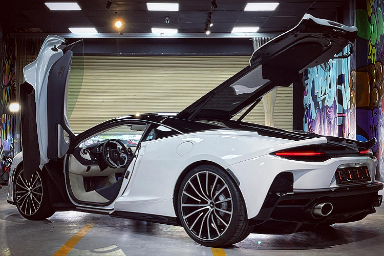 Động cơ trên siêu xe McLaren GT sẽ đi kèm với hộp số ly hợp kép 7 cấp, nhờ đó, mẫu siêu xe Grand Touring của hãng xe McLaren có thể hoàn thành việc tăng tốc từ vị trí xuất phát lên 100 km/h chỉ trong thời gian 3,2 giây trước khi đạt tốc độ tối đa là 326 km/h.