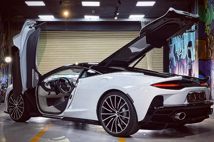 Động cơ trên siêu xe McLaren GT sẽ đi kèm với hộp số ly hợp kép 7 cấp, nhờ đó, mẫu siêu xe Grand Touring của hãng xe McLaren có thể hoàn thành việc tăng tốc từ vị trí xuất phát lên 100 km/h chỉ trong thời gian 3,2 giây trước khi đạt tốc độ tối đa là 326 km/h.