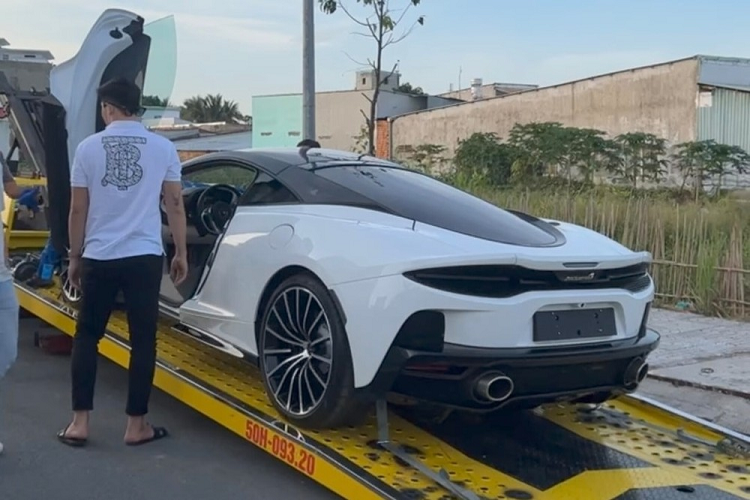 Mới đây, giới mê xe ở Cần Thơ đã khá quan tâm khi tại đây xuất hiện 1 chiếc xe chuyên dụng chở theo siêu xe McLaren GT đầu tiên và hiện cũng là chiếc xe duy nhất có mặt tại Việt Nam. Hiện chưa có nhiều thông tin về siêu xe McLaren GT này xuất hiện ở Cần Thơ là do 1 đại gia sinh sống ở đây mới tậu hay chỉ đơn giản là công ty nhập khẩu tư nhân mang xe đi trưng bày.