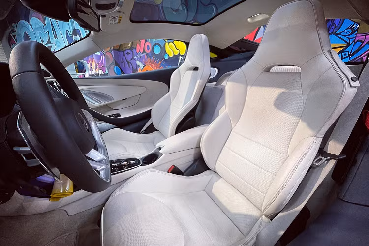 Sức mạnh của siêu xe mới toanh nhà McLaren sẽ đến từ khối động cơ V8, tăng áp kép, dung tích 4.0 lít mới, sản sinh công suất tối đa 620 mã lực và mô-men xoắn cực đại 630 Nm ở dải vòng tua máy từ 5.500 đến 6.500 vòng/phút. 