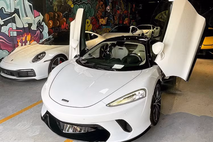 Để làm được điều này, hãng xe McLaren không chỉ trang bị khoang chứa đồ siêu rộng cho xe GT ở đằng trước mà còn tạo ra không gian rộng ngay phía sau 2 ghế ngồi để chủ nhân dễ dàng bỏ vừa đồ nghề chơi golf của các đại gia cùng 1 số túi xách hay va li. Phía khoang hành lý trước sẽ có chỗ đựng đồ rộng 150 lít và khoang hành lý sau cabin của xe có thể tích lên tới 420 lít, giúp xe có tổng diện tích chứa đồ lên đến 570 lít.