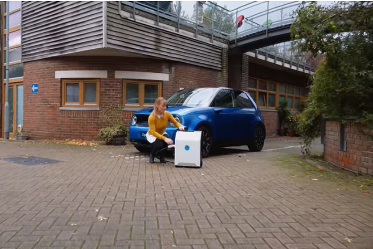 Nó sẽ có một mô-đun giao tiếp tích hợp để hỗ trợ sạc thông minh và cung cấp những tính năng hữu ích khác như cập nhật qua mạng, chẩn đoán từ xa, và công nghệ theo dõi. 