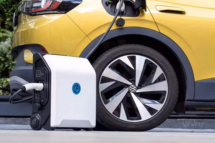 Đối với khả năng sạc, ZipCharge Go cần khoảng 30 phút để cung cấp phạm vi di chuyển lên tới 32 km, đủ để giúp người lái xe điện vượt qua các tuyến đường đi làm hàng ngày.