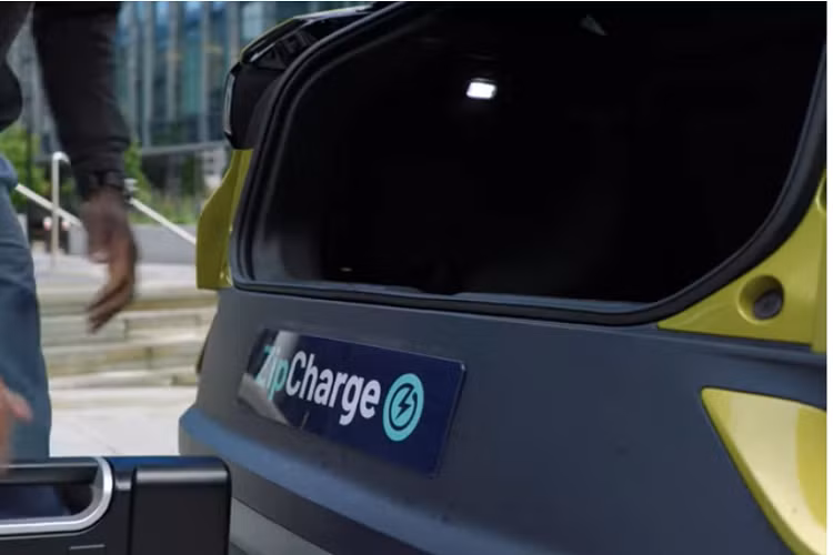 Ngoài ra, ZipCharge cũng chú trọng việc làm bộ sạc Go có tính bền vững và thân thiện với môi trường nhất có thể, do vậy vỏ ngoài của nó sẽ được làm từ nhựa tái chế. Tham vọng của công ty khởi nghiệp Anh Quốc là cuối cùng sẽ sản xuất tất cả các bộ sạc từ vật liệu tái chế, hy vọng đạt được vào nửa sau của thập kỷ này.