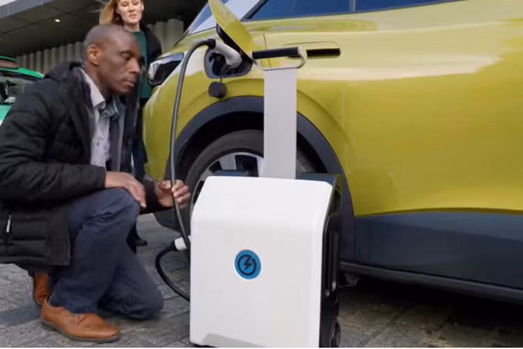 Bộ sạc Go EV 2022 sẽ được bán bằng hình thức thanh toán 1 lần ban đầu (chưa có giá cụ thể), hoặc thông qua hình thức đăng ký hàng tháng sẽ có giá khoảng 49 bảng Anh (tương đương 1,49 triệu đồng) mỗi tháng. ZipCharge có kế hoạch giao những chiếc đầu tiên vào quý 4 năm 2022.