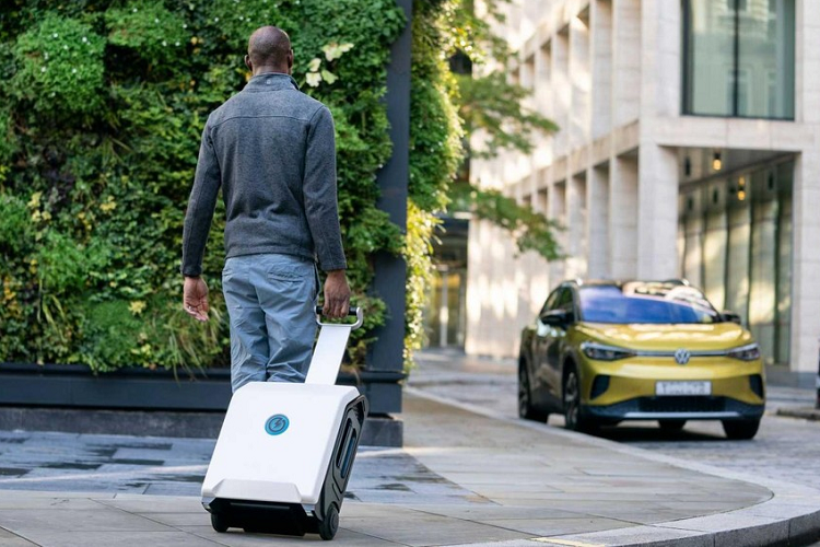 Theo ZipCharge, Go là một bộ sạc pin dự phòng nhỏ gọn, di động, nhẹ cân với thiết kế hiện đại và các tính năng thông minh. Nó trông giống như một chiếc vali có bánh xe và cũng có kích thước tương tự. Nó có trang bị một tay cầm có thể thu vào và bánh xe để bạn có thể dễ dàng đưa nó đến vị trí chiếc xe điện của mình đang đỗ.