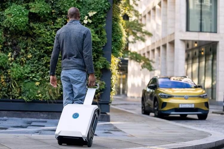 Theo ZipCharge, Go là một bộ sạc pin dự phòng nhỏ gọn, di động, nhẹ cân với thiết kế hiện đại và các tính năng thông minh. Nó trông giống như một chiếc vali có bánh xe và cũng có kích thước tương tự. Nó có trang bị một tay cầm có thể thu vào và bánh xe để bạn có thể dễ dàng đưa nó đến vị trí chiếc xe điện của mình đang đỗ.