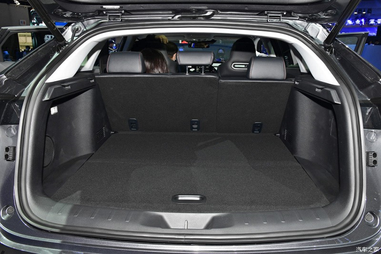 Bước vào bên trong Changan UNI-K, người lái được chào đón bằng không gian nội thất rộng rãi và có nhiều công nghệ. Điều này được thể hiện qua màn hình LCD trong bảng đồng hồ kỹ thuật số có thiết kế dài và hẹp. Bảng đồng hồ là sự kết hợp của 3 màn hình có kích thước 10,25 inch, 9,2 inch và 3,5 inch.