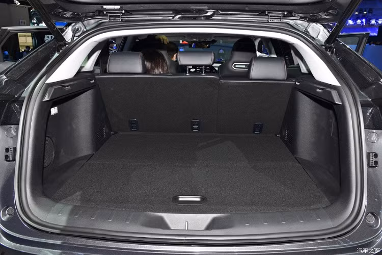 Bước vào bên trong Changan UNI-K, người lái được chào đón bằng không gian nội thất rộng rãi và có nhiều công nghệ. Điều này được thể hiện qua màn hình LCD trong bảng đồng hồ kỹ thuật số có thiết kế dài và hẹp. Bảng đồng hồ là sự kết hợp của 3 màn hình có kích thước 10,25 inch, 9,2 inch và 3,5 inch.