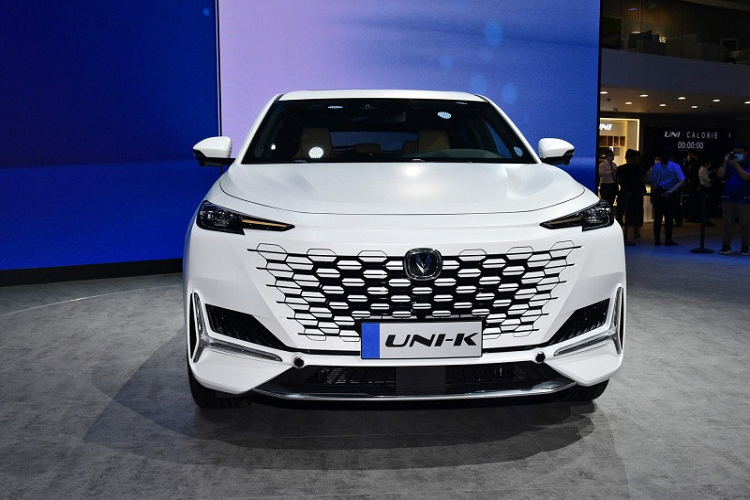 "Trái tim" của Changan UNI-K là khối động cơ xăng Blue Whale 4 xi-lanh, tăng áp, dung tích 2.0 lít, sản sinh công suất tối đa 233 mã lực và mô-men xoắn cực đại 390 Nm. Động cơ kết hợp cùng hộp số tự động Aisin 8 cấp và hệ dẫn động 4 bánh. Tại thị trường Trung Quốc, giá xe Changan UNI-K 2021 sẽ mềm hơn và cạnh tranh với những đối thủ như Hyundai Santa Fe, Toyota Highlander và Kia Sorento.