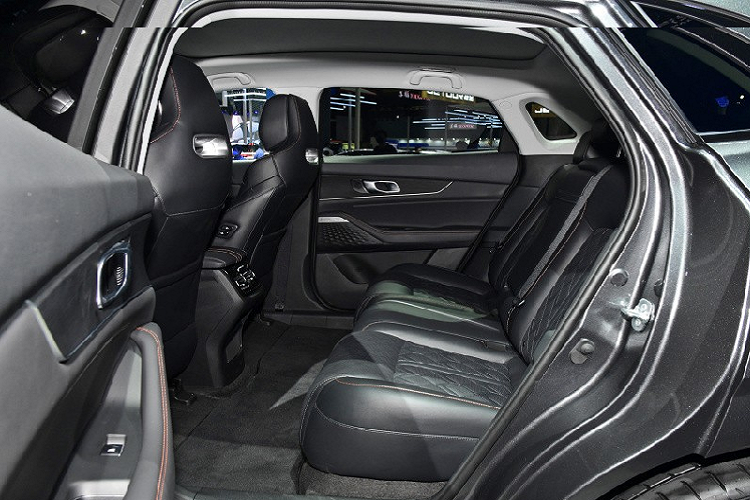 Không chỉ có kích thước khá lớn, Changan UNI-K còn có thiết kế ngoại thất độc đáo và ấn tượng, theo phong cách khoa học viễn tưởng. Theo đó, xe được trang bị lưới tản nhiệt không viền lạ mắt với mắt lưới hình thoi, đèn pha thanh mảnh như đôi mắt híp và dải đèn LED định vị ban ngày thiết kế 3 chạc trên cản trước.