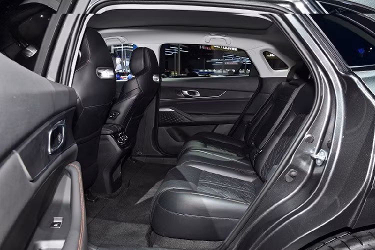 Không chỉ có kích thước khá lớn, Changan UNI-K còn có thiết kế ngoại thất độc đáo và ấn tượng, theo phong cách khoa học viễn tưởng. Theo đó, xe được trang bị lưới tản nhiệt không viền lạ mắt với mắt lưới hình thoi, đèn pha thanh mảnh như đôi mắt híp và dải đèn LED định vị ban ngày thiết kế 3 chạc trên cản trước.